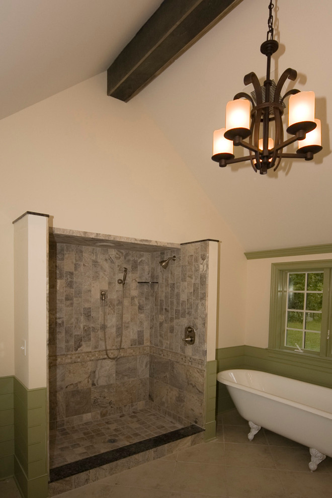 Exemple d'une salle de bain nature avec un carrelage multicolore, des carreaux de céramique, un mur beige, un sol en carrelage de porcelaine, une baignoire sur pieds et une douche ouverte.