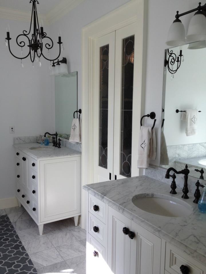 Ejemplo de cuarto de baño principal romántico con lavabo bajoencimera, armarios con paneles empotrados, puertas de armario blancas, encimera de mármol, baldosas y/o azulejos blancos, baldosas y/o azulejos de piedra y suelo de mármol