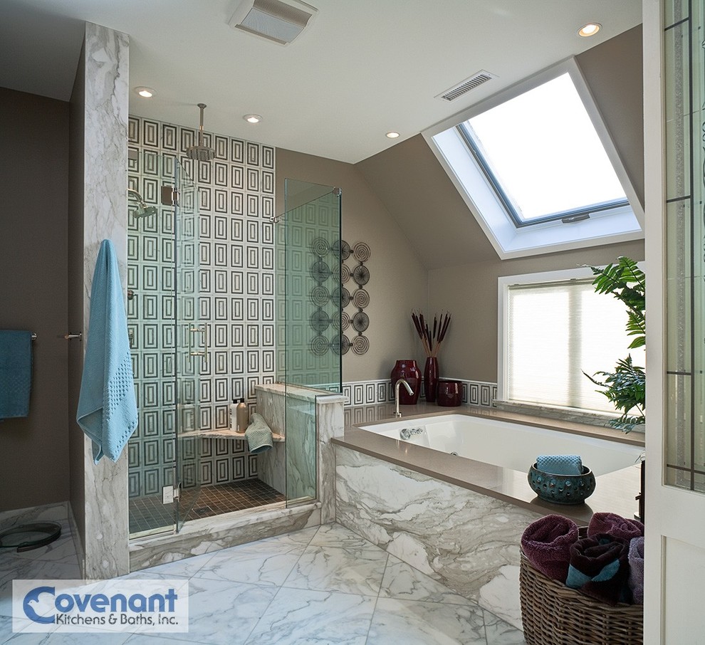 Exemple d'une douche en alcôve principale chic avec un plan de toilette en quartz modifié, une baignoire encastrée et un sol en marbre.