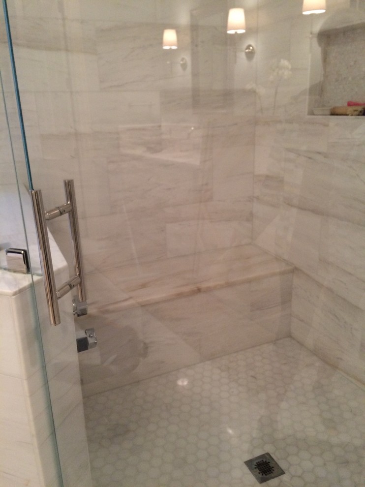 Klassisk inredning av ett stort en-suite badrum, med luckor med infälld panel, vita skåp, ett fristående badkar, en dusch i en alkov, blå väggar, marmorgolv, ett undermonterad handfat och marmorbänkskiva