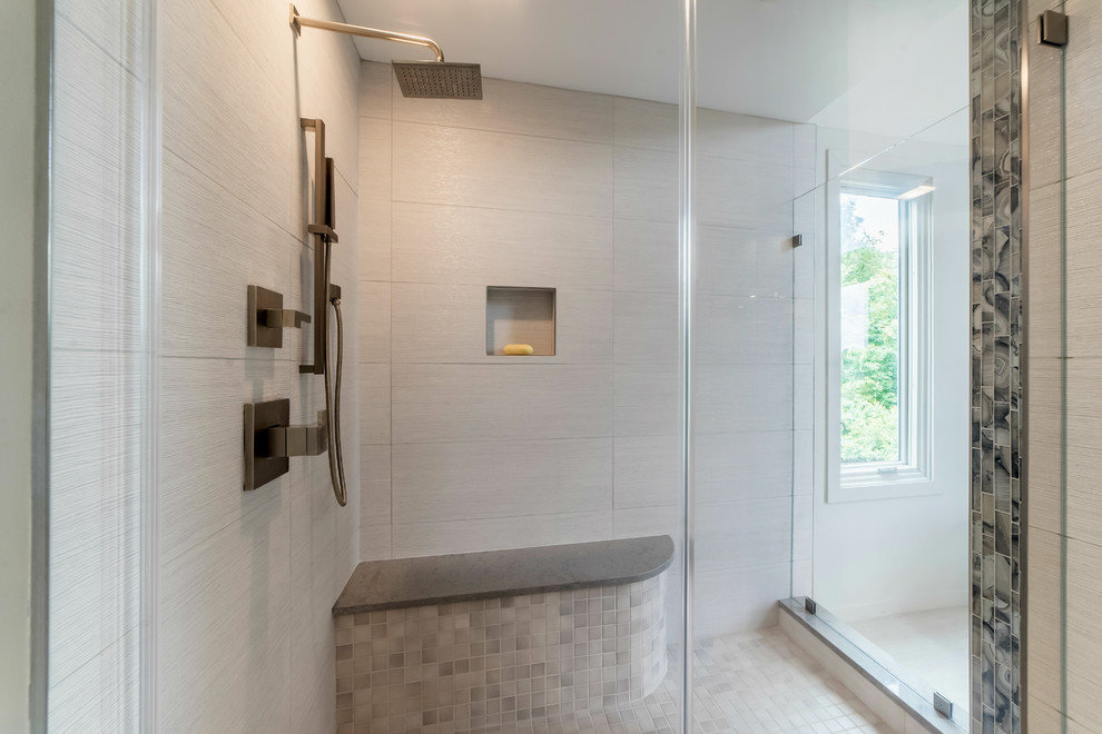 Стильный дизайн: большая главная ванная комната в стиле модернизм с плоскими фасадами, светлыми деревянными фасадами, отдельно стоящей ванной, душевой комнатой, разноцветной плиткой, керамогранитной плиткой, разноцветными стенами, полом из керамогранита, столешницей из искусственного кварца, разноцветным полом и душем с распашными дверями - последний тренд