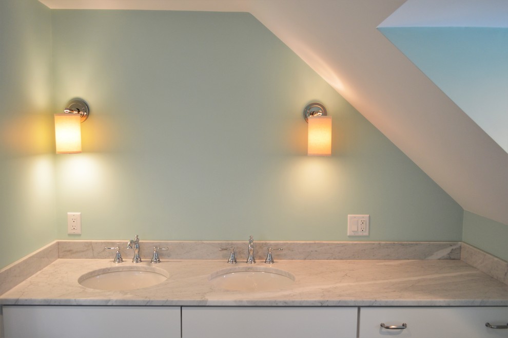 Inspiration pour une douche en alcôve principale rustique de taille moyenne avec un placard à porte plane, des portes de placard blanches, un mur bleu, tomettes au sol, un lavabo encastré et un plan de toilette en marbre.