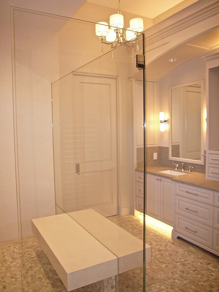 Immagine di un'ampia stanza da bagno padronale chic con ante con bugna sagomata, ante beige, top in marmo e piastrelle beige