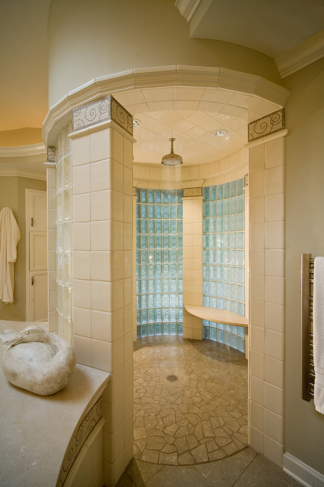 Immagine di una stanza da bagno chic con piastrelle a mosaico
