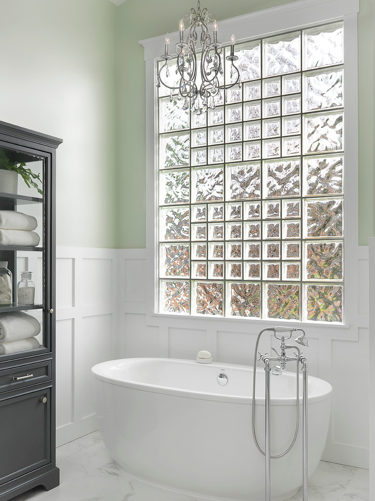 Immagine di una stanza da bagno padronale chic di medie dimensioni con ante grigie, vasca freestanding, pareti verdi e ante con riquadro incassato