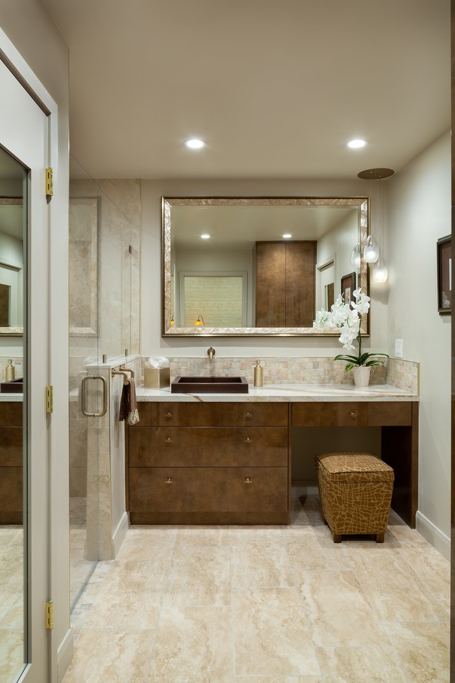 Exempel på ett litet modernt beige beige en-suite badrum, med släta luckor, bruna skåp, en kantlös dusch, beige kakel, keramikplattor, beige väggar, klinkergolv i porslin, ett fristående handfat, granitbänkskiva, orange golv och dusch med gångjärnsdörr