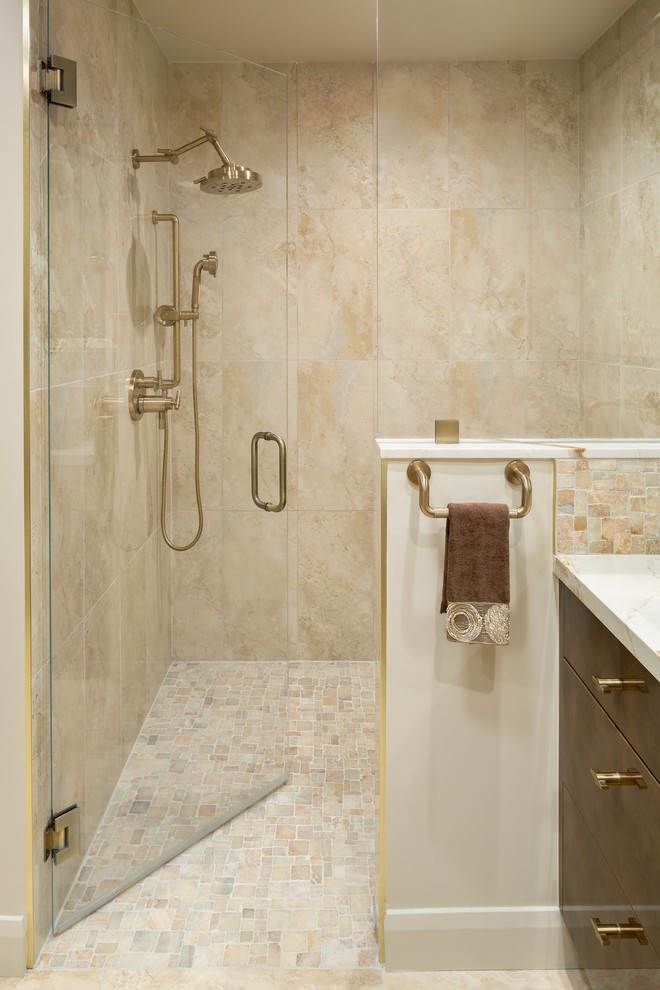 Idéer för ett litet modernt beige en-suite badrum, med släta luckor, bruna skåp, en kantlös dusch, orange kakel, keramikplattor, beige väggar, klinkergolv i porslin, ett fristående handfat, granitbänkskiva, beiget golv och dusch med gångjärnsdörr