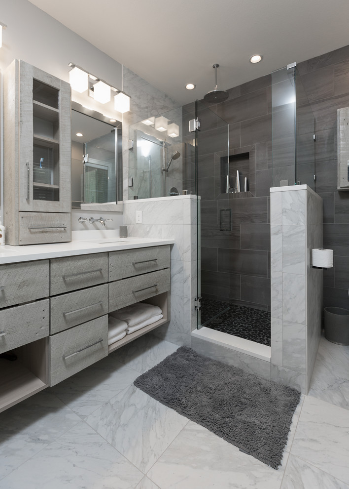 Aménagement d'une salle de bain principale moderne en bois vieilli de taille moyenne avec WC suspendus, un carrelage multicolore, des carreaux de porcelaine, un mur gris, un sol en galet, un lavabo encastré et un plan de toilette en quartz modifié.