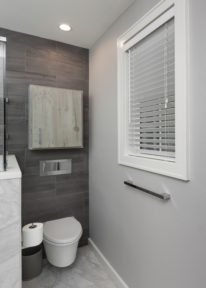 Exempel på ett mellanstort modernt en-suite badrum, med skåp i slitet trä, en vägghängd toalettstol, flerfärgad kakel, porslinskakel, grå väggar, klinkergolv i småsten, ett undermonterad handfat och bänkskiva i kvarts