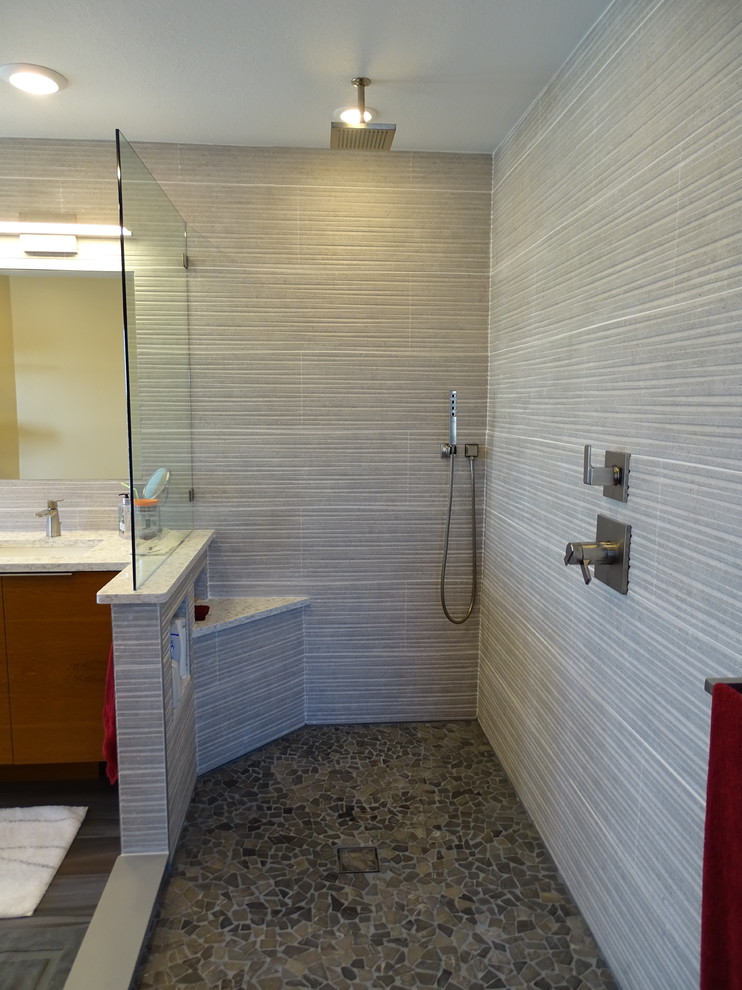 Idéer för att renovera ett mellanstort funkis en-suite badrum, med släta luckor, skåp i mellenmörkt trä, en öppen dusch, porslinskakel, klinkergolv i porslin, ett undermonterad handfat, bänkskiva i kvarts, en toalettstol med hel cisternkåpa, grå kakel, vit kakel och gula väggar