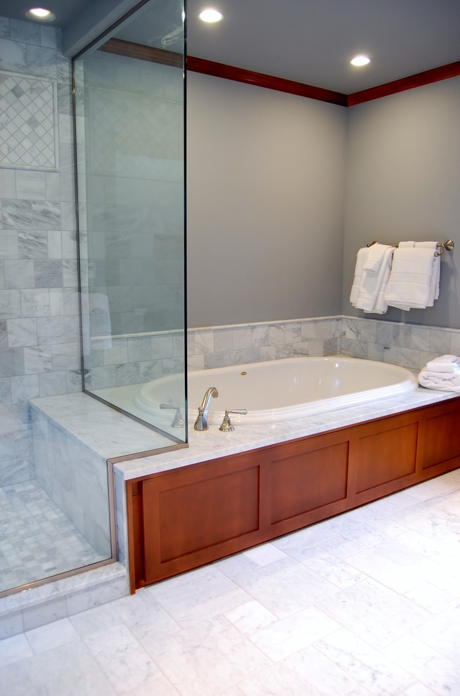 Bild på ett stort vintage grå grått en-suite badrum, med ett undermonterad handfat, skåp i shakerstil, skåp i mellenmörkt trä, marmorbänkskiva, ett platsbyggt badkar, en hörndusch, en vägghängd toalettstol, grå kakel, stenkakel, grå väggar, marmorgolv och dusch med gångjärnsdörr