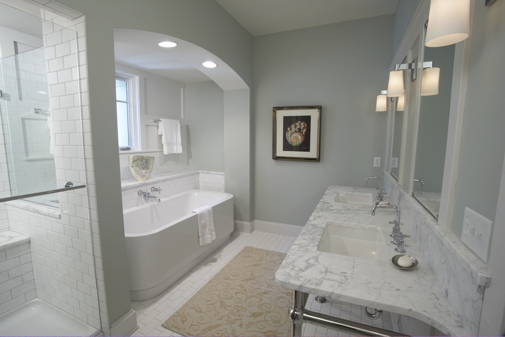 Cette photo montre une douche en alcôve principale chic de taille moyenne avec une baignoire d'angle, un mur bleu, un sol en carrelage de céramique, un lavabo encastré et un plan de toilette en marbre.