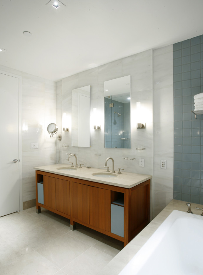 Foto di una piccola stanza da bagno con doccia contemporanea con lavabo sottopiano, ante lisce, ante in legno scuro, top in marmo, doccia ad angolo, WC monopezzo, piastrelle blu, piastrelle in ceramica, pareti bianche e pavimento in marmo