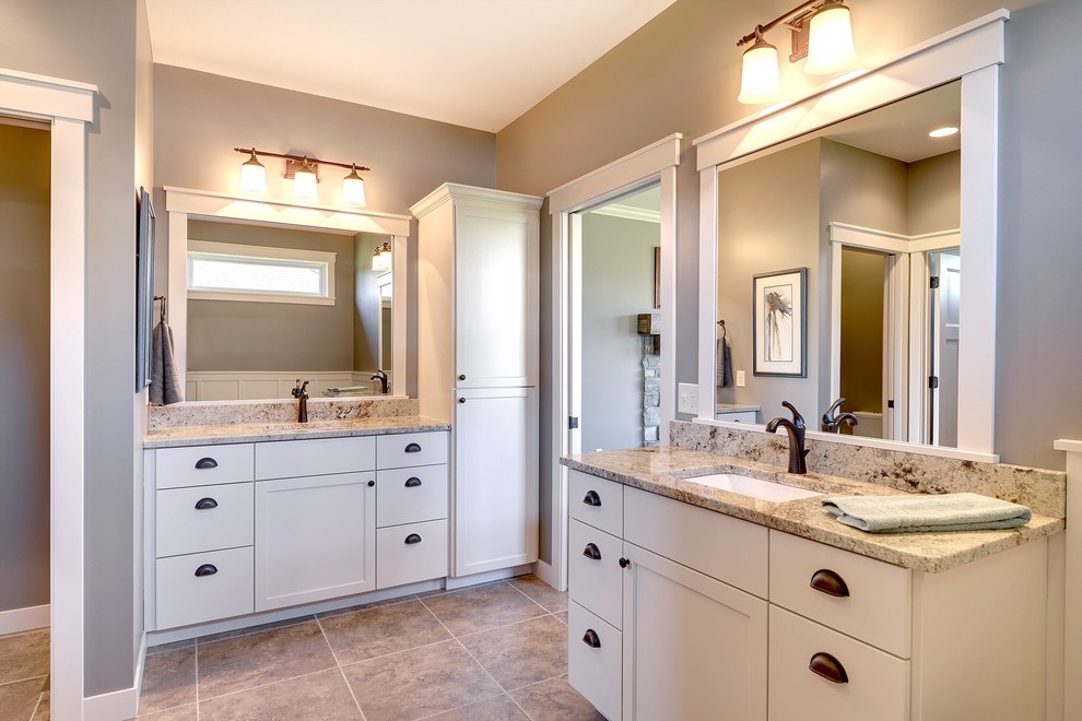 ミネアポリスにあるトランジショナルスタイルのおしゃれな浴室 (アンダーカウンター洗面器、シェーカースタイル扉のキャビネット、白いキャビネット、茶色いタイル、茶色い壁、御影石の洗面台、茶色い床) の写真