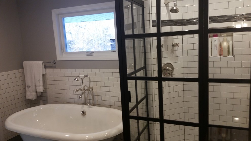 Idées déco pour une salle de bain principale moderne de taille moyenne avec un placard à porte shaker, des portes de placard blanches, une baignoire indépendante, une douche d'angle, WC à poser, un carrelage blanc, un carrelage métro, un mur gris, un sol en ardoise, une vasque, un plan de toilette en granite, un sol gris et une cabine de douche à porte battante.