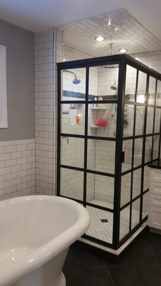 Modern inredning av ett mellanstort en-suite badrum, med skåp i shakerstil, vita skåp, ett fristående badkar, en hörndusch, en toalettstol med hel cisternkåpa, vit kakel, tunnelbanekakel, grå väggar, skiffergolv, ett fristående handfat, granitbänkskiva, grått golv och dusch med gångjärnsdörr