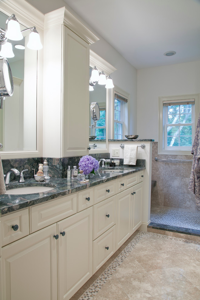 Immagine di una stanza da bagno padronale chic con pavimento in pietra calcarea, ante con bugna sagomata, ante bianche, top in granito, lavabo sottopiano, doccia aperta e piastrelle multicolore