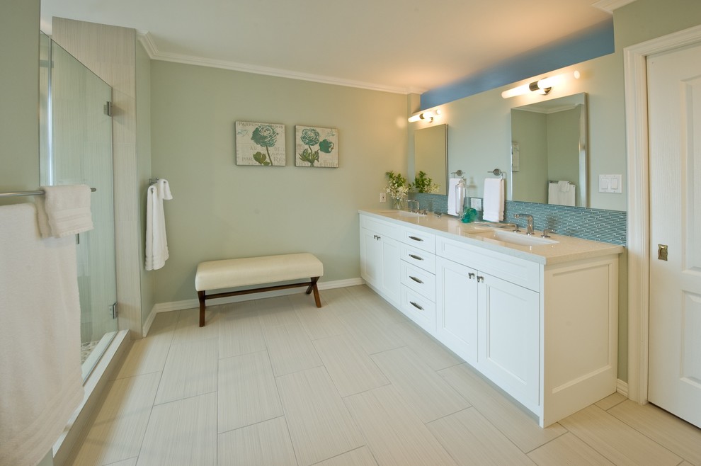 Стильный дизайн: большая главная ванная комната в современном стиле с белыми фасадами, душем в нише, бежевой плиткой, галечной плиткой, зелеными стенами, полом из ламината, накладной раковиной и столешницей из ламината - последний тренд