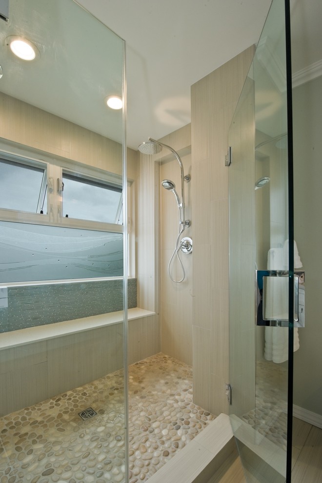 Esempio di una grande stanza da bagno padronale contemporanea con ante bianche, doccia alcova, piastrelle beige, piastrelle di ciottoli, pareti verdi, pavimento in laminato, lavabo da incasso e top in laminato