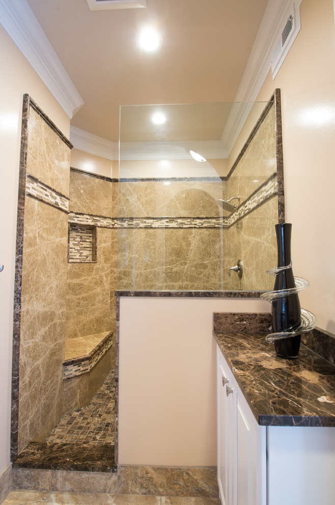 Idéer för mycket stora vintage en-suite badrum, med luckor med upphöjd panel, vita skåp, beige kakel, mosaik, beige väggar, klinkergolv i porslin, ett platsbyggt badkar, en öppen dusch, ett undermonterad handfat, marmorbänkskiva, beiget golv och med dusch som är öppen