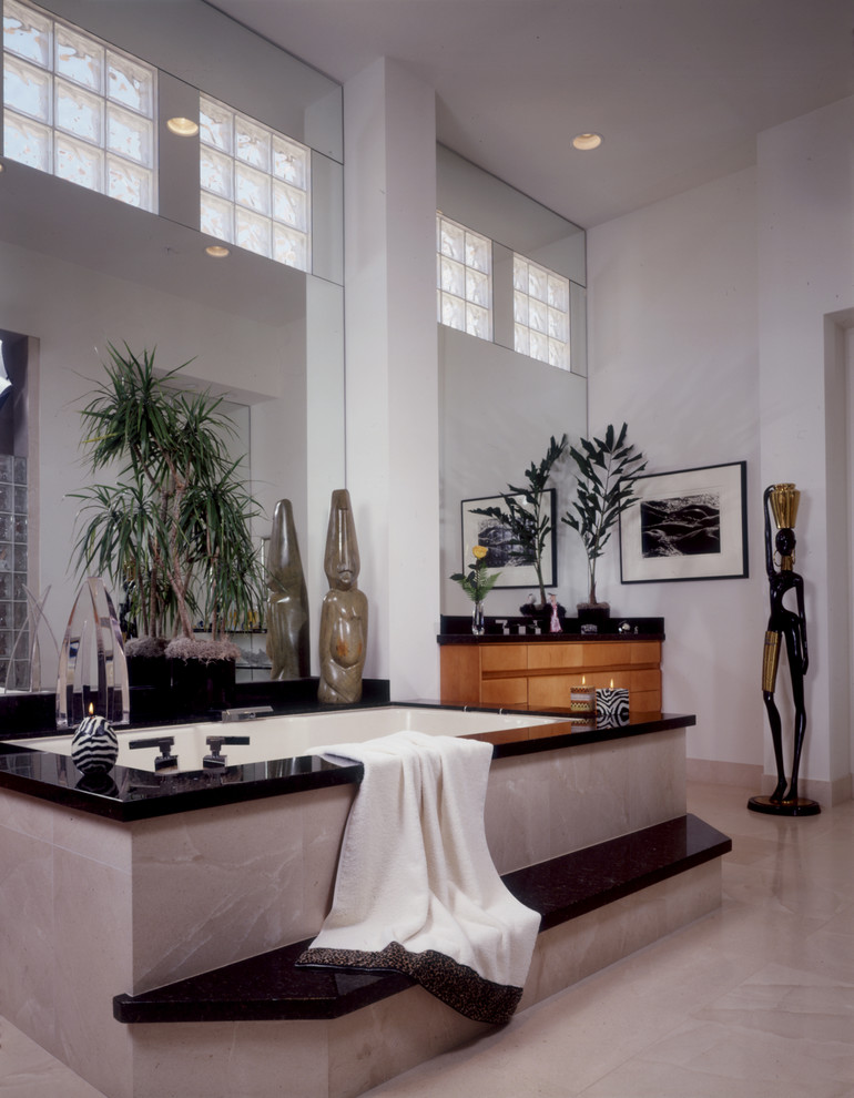 Стильный дизайн: огромная главная ванная комната в стиле модернизм с плоскими фасадами, коричневыми фасадами, полновстраиваемой ванной, белыми стенами, полом из керамогранита, врезной раковиной, столешницей из искусственного камня и бежевым полом - последний тренд