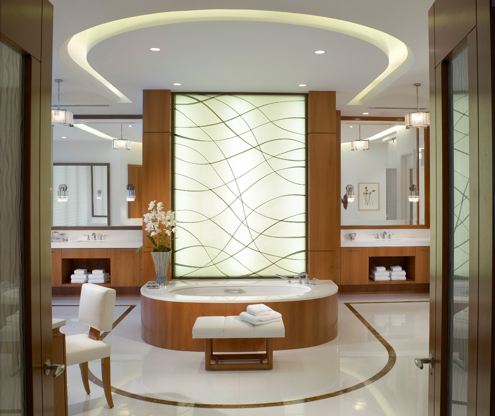 Großes Modernes Badezimmer En Suite mit flächenbündigen Schrankfronten, hellbraunen Holzschränken, Unterbauwanne, Porzellan-Bodenfliesen, Unterbauwaschbecken und weißem Boden in Miami