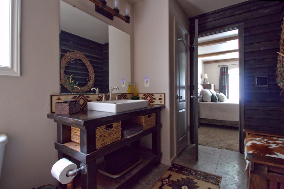 Ejemplo de cuarto de baño principal campestre de tamaño medio con puertas de armario de madera en tonos medios, baldosas y/o azulejos multicolor, baldosas y/o azulejos de vidrio y encimera de madera