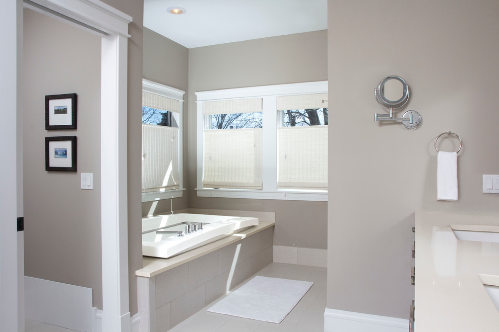 Cette image montre une salle de bain principale traditionnelle de taille moyenne avec une baignoire posée, une douche ouverte, un carrelage beige, des carreaux de porcelaine, un mur beige, un sol en carrelage de porcelaine, un lavabo encastré et un plan de toilette en surface solide.