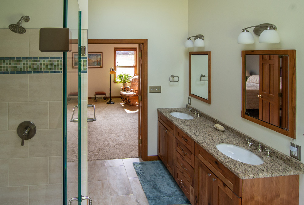 Foto di una stanza da bagno stile rurale con vasca freestanding, doccia a filo pavimento e porta doccia a battente