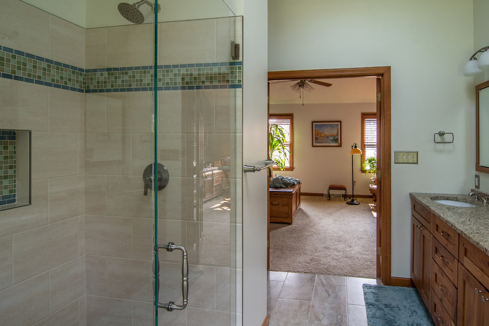 Ejemplo de cuarto de baño rústico con bañera exenta, ducha a ras de suelo y ducha con puerta con bisagras