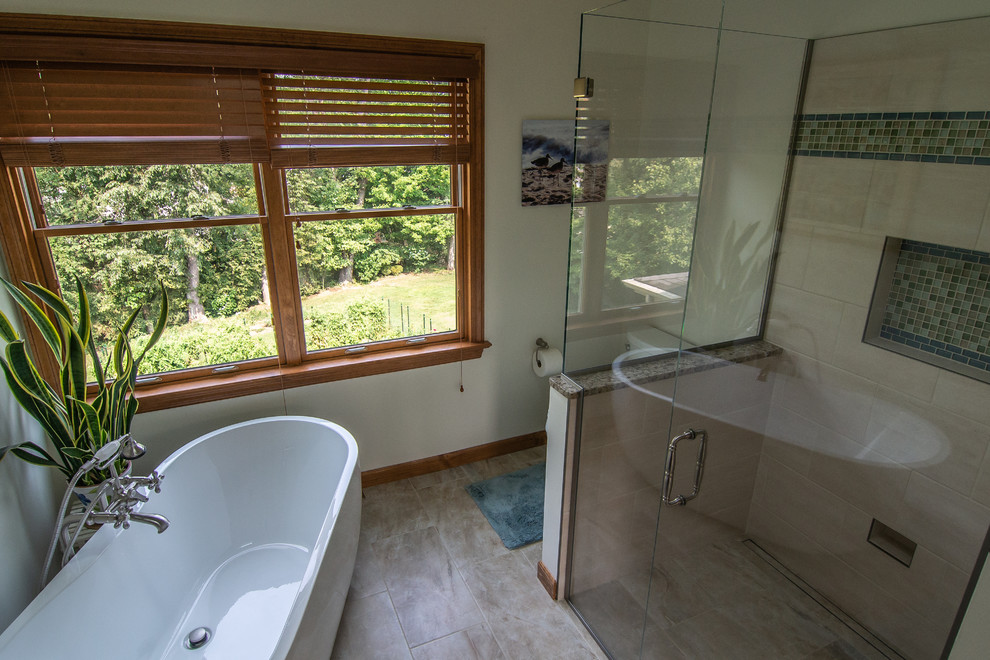 Cette image montre une salle de bain chalet avec une baignoire indépendante, une douche à l'italienne et une cabine de douche à porte battante.