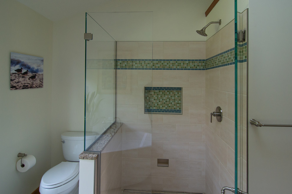 Idéer för rustika badrum, med ett fristående badkar, en kantlös dusch och dusch med gångjärnsdörr
