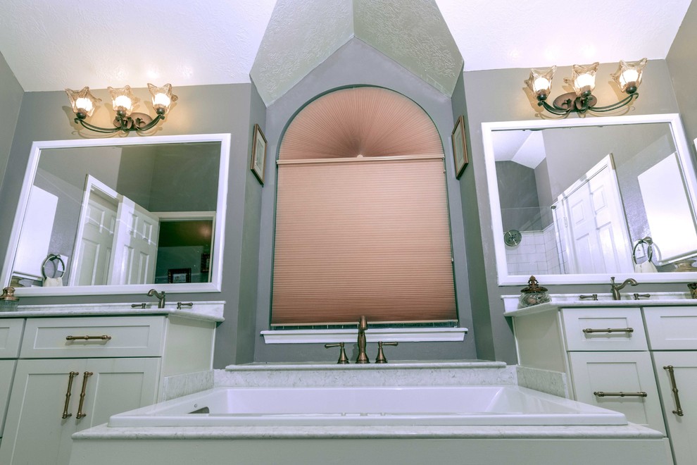 Идея дизайна: главная ванная комната среднего размера в классическом стиле с фасадами в стиле шейкер, бежевыми фасадами, накладной ванной, угловым душем, раздельным унитазом, белой плиткой, мраморной плиткой, серыми стенами, полом из керамогранита, врезной раковиной, столешницей из искусственного кварца, бежевым полом и душем с распашными дверями