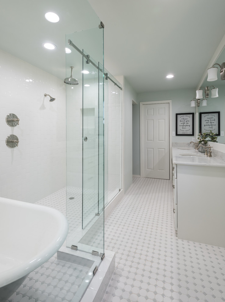 Пример оригинального дизайна: главная ванная комната среднего размера в стиле кантри с фасадами в стиле шейкер, белыми фасадами, ванной на ножках, душем над ванной, унитазом-моноблоком, белой плиткой, керамической плиткой, зелеными стенами, полом из керамической плитки, врезной раковиной, столешницей из искусственного кварца, белым полом и душем с раздвижными дверями