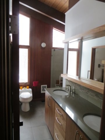 Idée de décoration pour une douche en alcôve design en bois clair avec un lavabo encastré, un placard à porte shaker, un plan de toilette en quartz modifié, WC à poser, un carrelage vert et des carreaux de céramique.