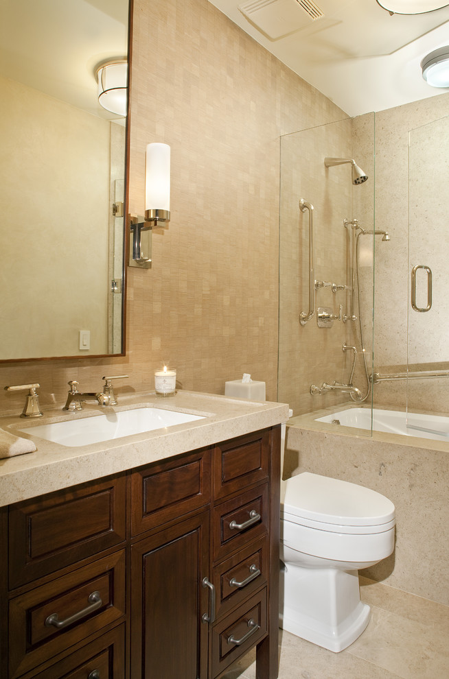 Diseño de cuarto de baño actual con combinación de ducha y bañera y lavabo bajoencimera