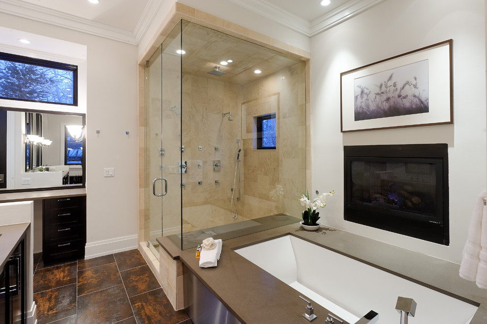 Esempio di una stanza da bagno rustica con vasca ad alcova e doccia alcova