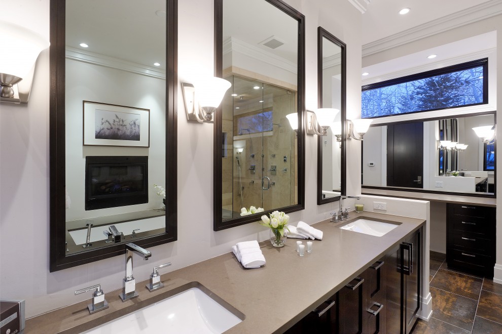 Cette image montre une salle de bain chalet avec un lavabo encastré.