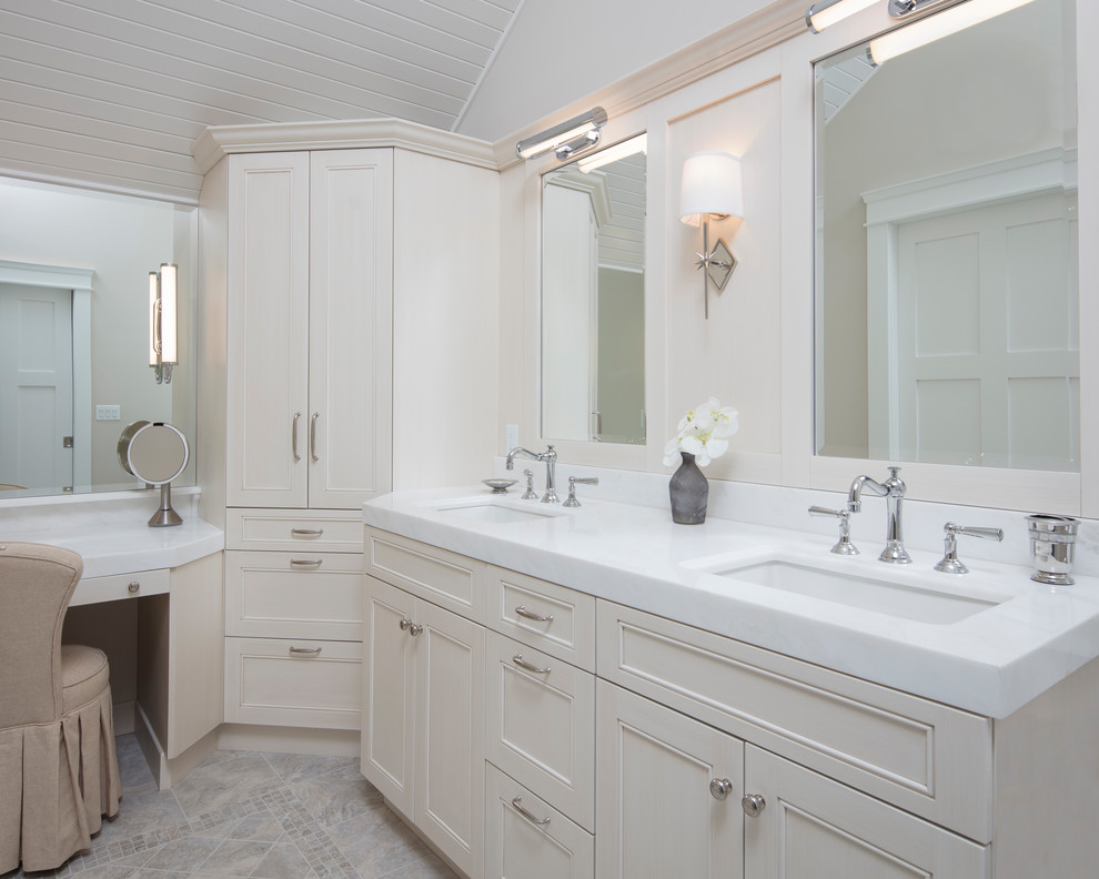 Foto de cuarto de baño principal romántico grande con armarios con paneles empotrados, puertas de armario blancas, lavabo bajoencimera, encimera de mármol, paredes blancas, suelo de baldosas de porcelana y suelo gris