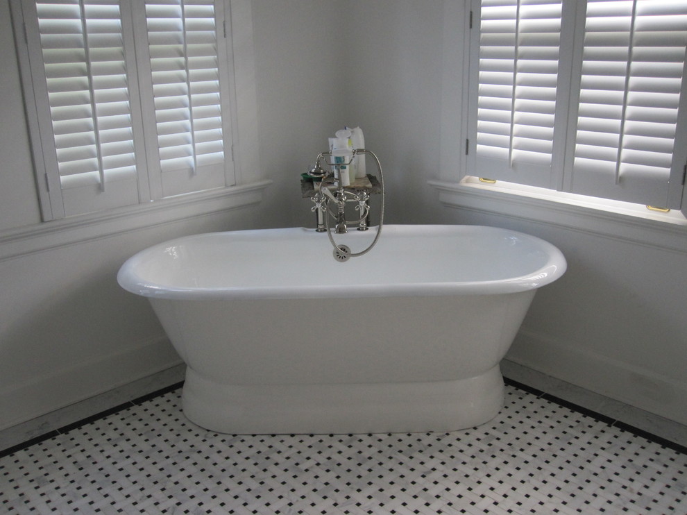 Inspiration för klassiska badrum, med ett fristående badkar, keramikplattor, vita väggar och klinkergolv i keramik