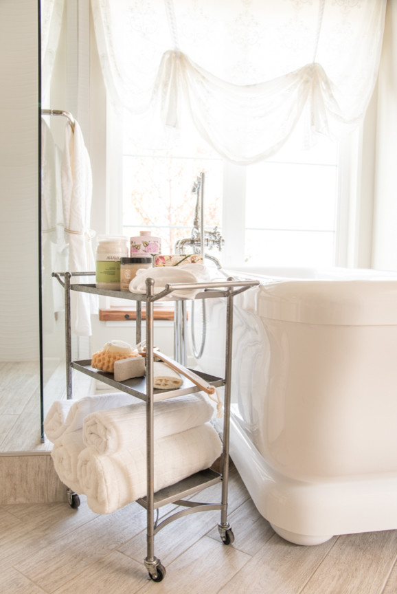Idéer för vintage en-suite badrum, med ett fristående badkar, en öppen dusch, grå väggar, klinkergolv i keramik, grått golv och med dusch som är öppen