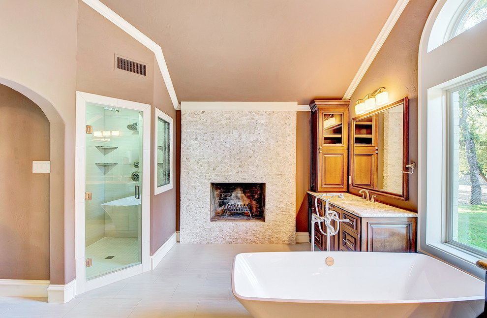 Источник вдохновения для домашнего уюта: огромная главная ванная комната в стиле неоклассика (современная классика)