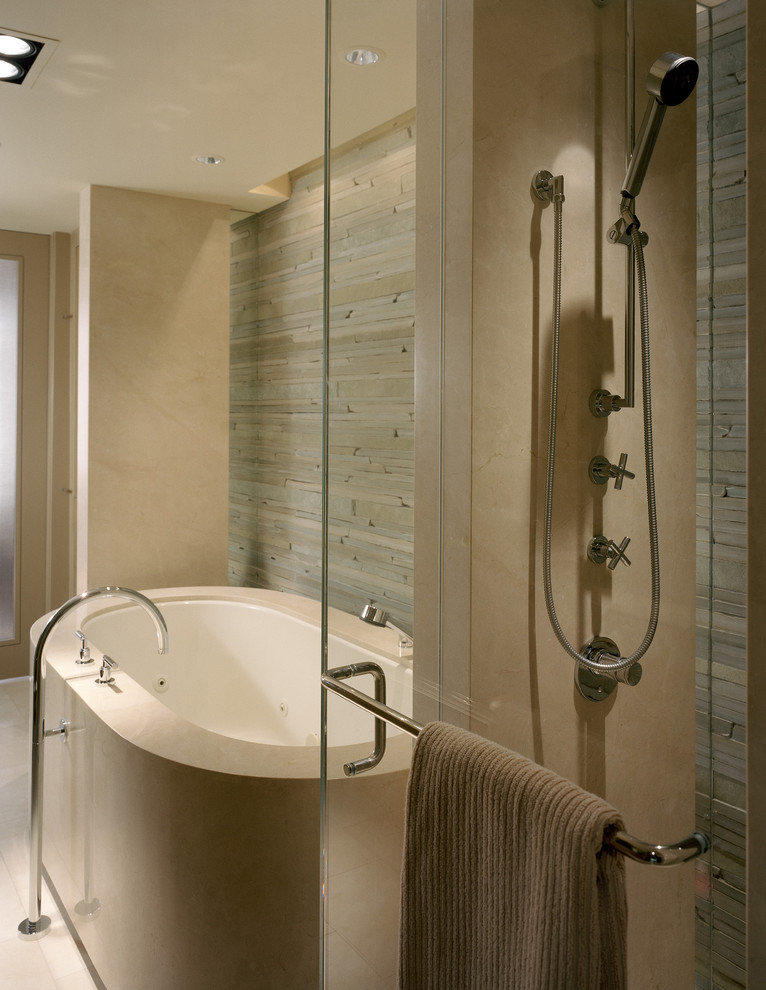 Modernes Badezimmer mit freistehender Badewanne, Kalkfliesen und Steinwänden in Seattle