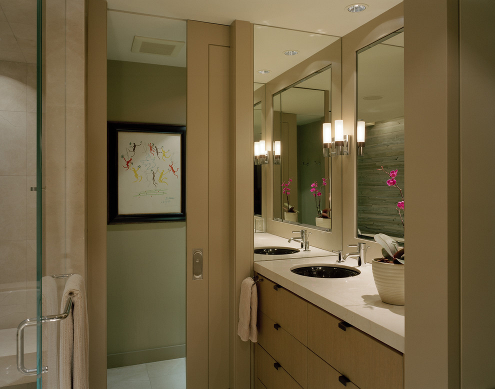 Свежая идея для дизайна: ванная комната в современном стиле с врезной раковиной, плоскими фасадами, светлыми деревянными фасадами, душем в нише и бежевой плиткой - отличное фото интерьера