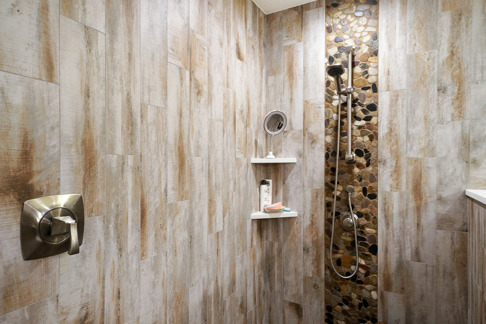 Bild på ett mellanstort funkis vit vitt en-suite badrum, med luckor med infälld panel, skåp i ljust trä, en kantlös dusch, en toalettstol med separat cisternkåpa, vit kakel, kakel i småsten, ett undermonterad handfat, bänkskiva i kvarts och med dusch som är öppen
