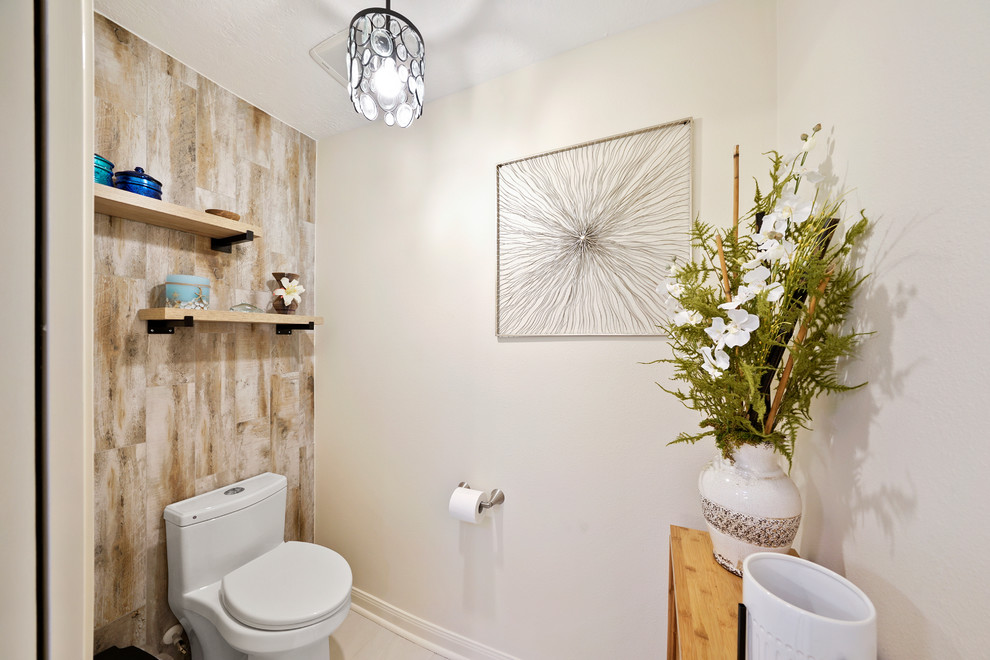 Idées déco pour un WC et toilettes contemporain en bois clair de taille moyenne avec un placard avec porte à panneau encastré, WC séparés, un carrelage blanc, une plaque de galets, un lavabo encastré, un plan de toilette en quartz modifié et un plan de toilette blanc.