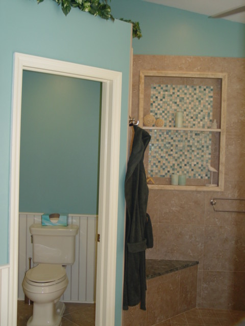 На фото: большая главная ванная комната в морском стиле с ванной в нише, душем в нише, унитазом-моноблоком, бежевой плиткой, синей плиткой, серой плиткой, зеленой плиткой, разноцветной плиткой, белой плиткой, плиткой мозаикой, синими стенами, полом из керамогранита, врезной раковиной, мраморной столешницей, белыми фасадами и фасадами с утопленной филенкой с