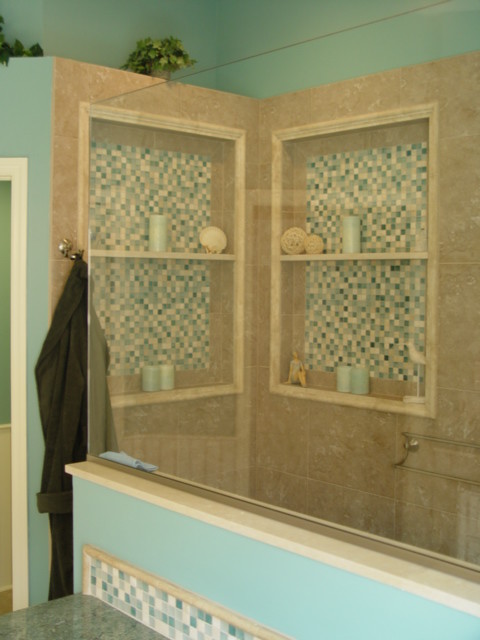 На фото: большая главная ванная комната в морском стиле с синими стенами, фасадами с утопленной филенкой, белыми фасадами, ванной в нише, душем в нише, унитазом-моноблоком, бежевой плиткой, синей плиткой, серой плиткой, зеленой плиткой, разноцветной плиткой, белой плиткой, плиткой мозаикой, полом из керамогранита, врезной раковиной и мраморной столешницей с