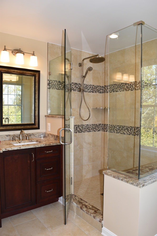 Idéer för att renovera ett mellanstort vintage badrum med dusch, med beige kakel, klinkergolv i keramik, ett undermonterad handfat, dusch med gångjärnsdörr, mosaik, luckor med infälld panel, skåp i mörkt trä, en hörndusch, beige väggar, granitbänkskiva och beiget golv