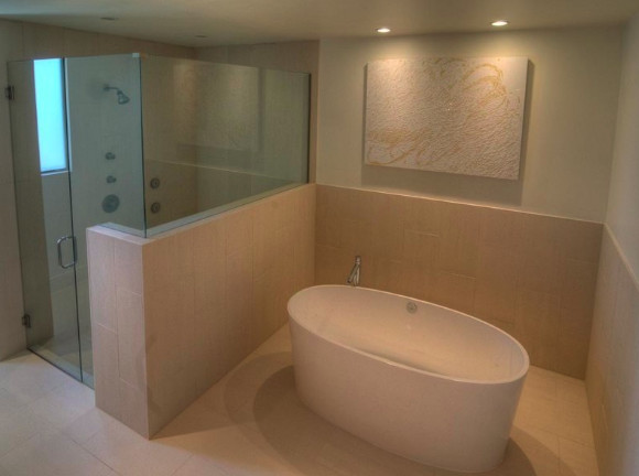 Inredning av ett modernt mellanstort en-suite badrum, med ett fristående badkar, en dusch i en alkov, beige kakel, vita väggar och klinkergolv i porslin
